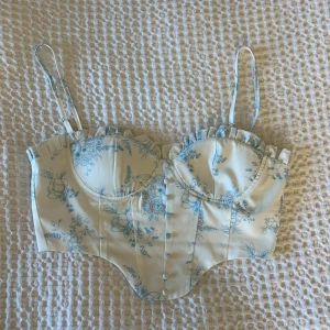 Vit topp  - Vit korsett topp med blått blommönster från Cider 🫐🫧