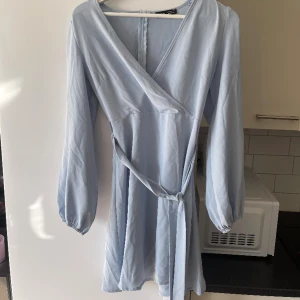 Ljusblå klänning - Superskön oanvänd klänning med stretch, finns ett band så man kan knyta den runt midjan om man vill! 🩵