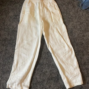 Linnebyxor  - Säljer ett par vita linnebyxor från Weekday i storlek xs