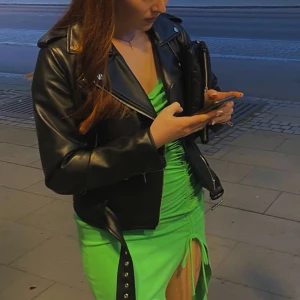 skinnjacka - suuuper snygg skinnjacka från zara, perfekt nu till våren 🤩 köpt för ca 2 år sedan men skulle säga att skicket är som nytt! 💛