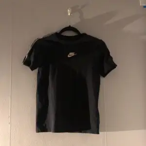 En fin Nike t-shirt som säljs då den är för liten Storlek 137-147)passar 150) Bra skick 8/10 Inte prutbart pris!