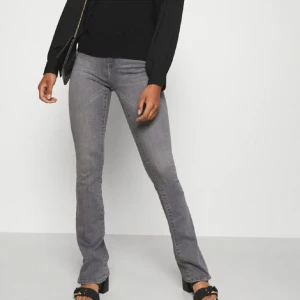 Jeans - Jeans från only tall! storlek M i längd 34 dom är i bra skick men lite slitningar längst ner vid benen💕 skriv om ni har några frågor eller vill ha fler bilder!🥰