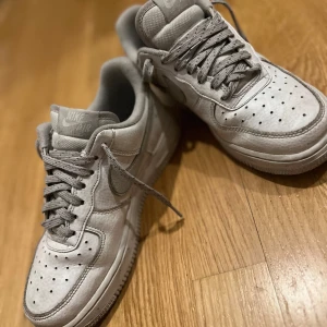 Nike air force  - Dom har reflexer på snörena och Nike märket. Original pris 1600