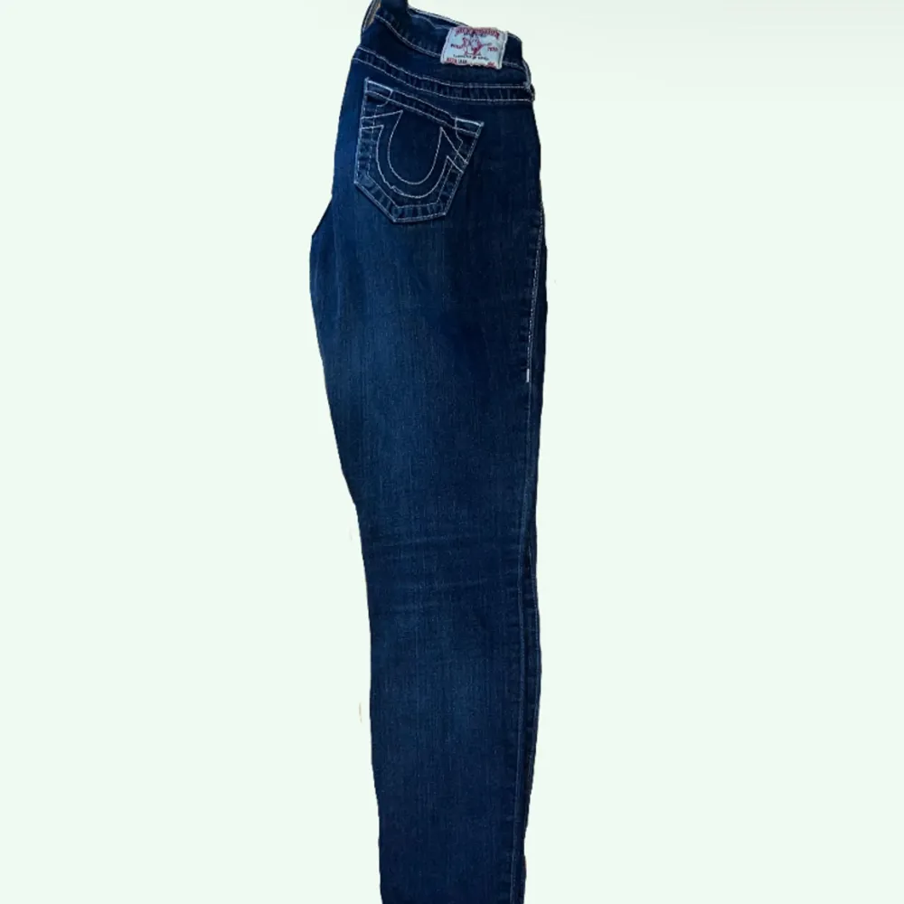 Jätte fina true religion jeans i storlek 28 men är väldigt korta i benen så passar någon som är under 160cm Om ni har några frågor är det bara att DM:a 🩵 Pruta på!!. Jeans & Byxor.