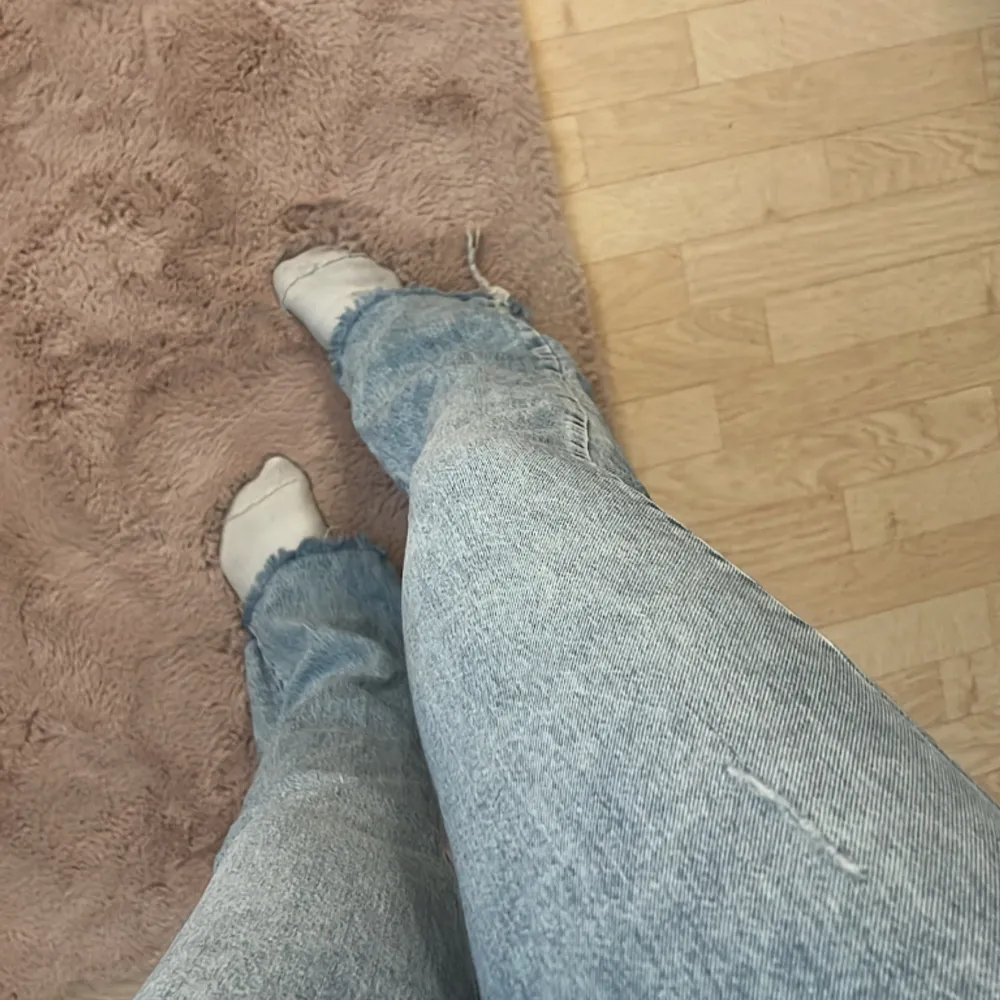 Skitsnygga jeans , slits på innerbenet💕. Jeans & Byxor.