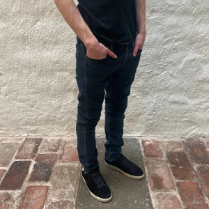 Levis 511 - Levi’s jeans 511 i färgen blå. Storlek 29/32 och modellen på bilden är 182 cm. Fint skick, nypris 1099, köp för endast 299kr.  Fast pris gäller🤝 