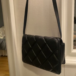 Väska  - Väska från H&M, använd ett fåtal gånger. 