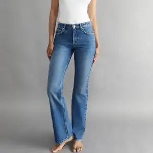 Midwaist flare jeans från Gina tricot i storlek 34💕