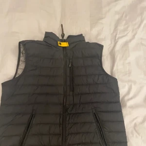 Parajumpers väst - Tjoo, säljer nu min pjs väst då den inte blir använd. Den är i ny-skick och har inga skador. Har av dig vid frågor och funderingar Mvh Emil