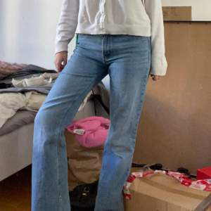 Midwaist jeans  Utsvängda där nere  Sitter inte tajt i midjan! 