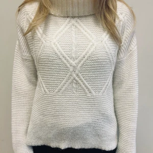 Stickad tröja  - En mysig vit stickad tröja med polo från lager 157, storlek xs men sitter som en s✨💕