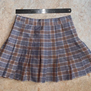 Söt minikjol  - Supersöt minikjol som inte kommer till användning. Midjemått ca 33 cm. Köparen står för eventuell frakt. Kan mötas upp i centrala Sthlm eller handen