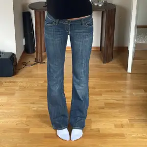 Sjukt snygga jeans från redstar💕 midja: 40cm Innerben: 82cm jag är 177