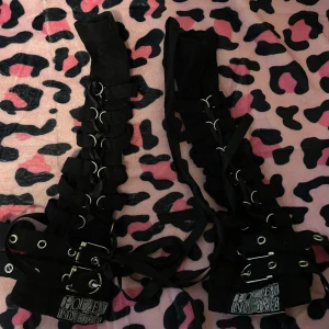 Poizion handskar  - Jättefina handskar från poizion industries, köpta för länge sen men knappt använda och säljer de då det inte är min stil längre, jätte fint skick och man kan ändra storleken med banden💕