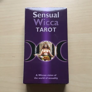 Tarot kort - Säljer dessa då jag inte längre läser tarot kort. Inga kort saknas, en instruktionsmanual medföljer. Pris går inte att diskuteras, fraktas i en bubbelmailer.