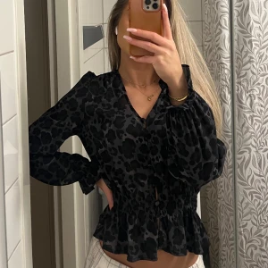 Leopard blus  - Snygg leopard blus från bikbok