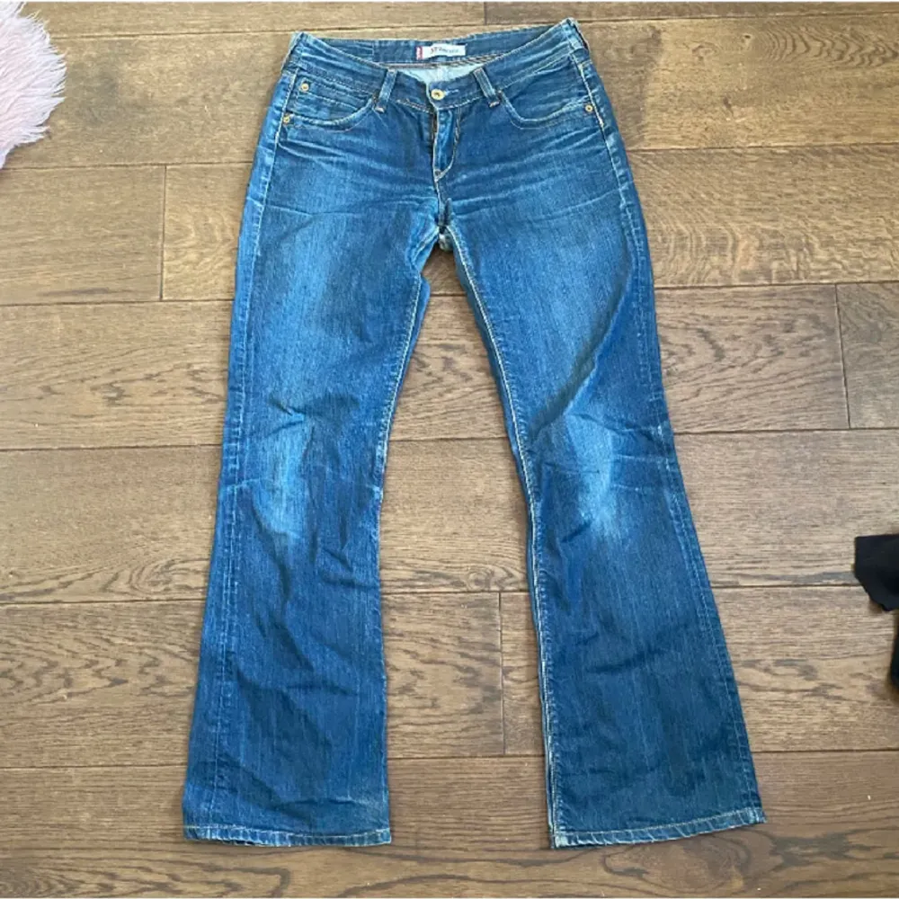 Sååå snygga levis jeans i modellen 572 bootcut💗 Den perfekta modellen verkligen, tyvärr ett hål i skrevet som man ser på bild 3, står 29X32 i dem men dom sitter som en 34❤️ Hör av dig för fler frågor/bilder🥰 . Jeans & Byxor.