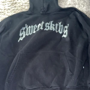 Sweet skate hoodie - Säljer nu min sweet skate hoodie pga att jag inte gillar den något mer. Hoodien är relativt ny och har bara blivit använd några gånger. Nästan alla rhinestones sitter på.