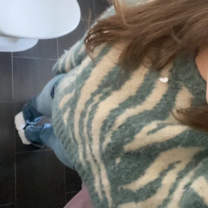 Zebratröja - Säljer denna mysiga zebratröja som inte går att få tag i på Zara längre 💗 Endast använd 3 gånger så den är i fint skick! 💕