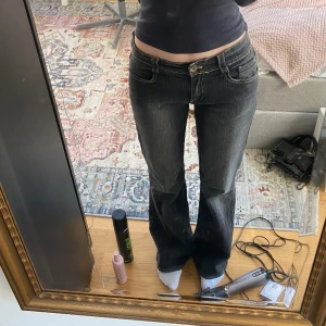 Lågmidjade bootcut jeans - Lågmidjade bootcut jeans. Något stretchigt material, mer gråa än på bilderna (första bilden visar färgen bäst)💗 Mått: Bredd: 36 cm  Innerbenslängd: 81 cm  Total längd: 102 cm  Skriv om ni har frågor 💗