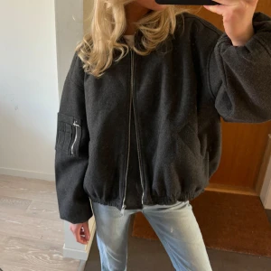 Bomberjacka i ull - Såå snygg bomberjacka från zara som är slutsåld på hemsidan💕 använd två gånger 