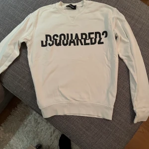 Dsquared2 Sweatshirt XS - Säljer 1 st Dsquared2 tröja, vit med svart tryck. Strlk XS, bra skick