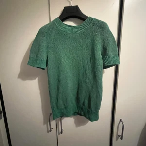 Arket tröja - Säljer den här tröjan jag köpte från Plik, men som från början är från Arket. Snygg nu till våren