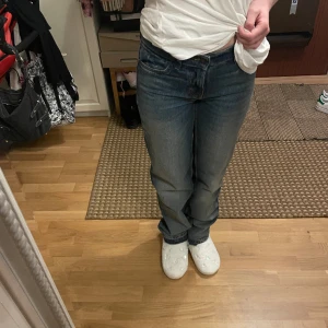 Zara jeans  - Jättefina mörkblåa jeans ifrån Zara som inte har kommit till någon användning alls (nyskick) ordinarie pris 600 