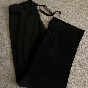 Ginatricot sammetsbyxor - Ginatricot mjukisbyxor i sammet Storlek: M Använd men inget trasigt 