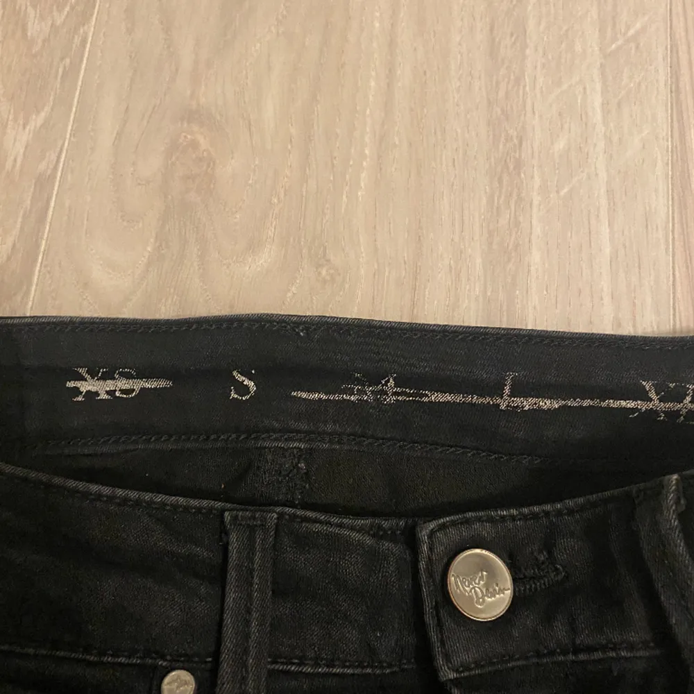 Jättefina svarta jeans!  Ganska små i storleken så skulle säga att de passar en som bär xs också, det står s på jeansen!💗 kan sälja dem för 200 vid snabb affär!❤️. Jeans & Byxor.