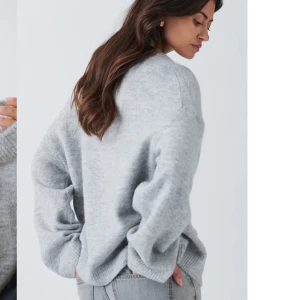 Gina Stickad Tröja - Ginatricot stickad tröja i strl S. Den är iprincip oanvänd och säljer då det inte är min färg. Den är slutsåld på hemsidan.