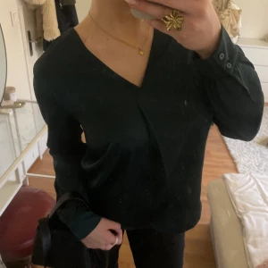 grön skjorta - mörkgrön satinskjorta alldrig använd 