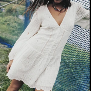 Student klänning zara - Jätte fin klänning från zara som passar perfekt för studenten, swipea för egen bild💕Använd en gång och går inte att köpa längre! Betalning sker via swish