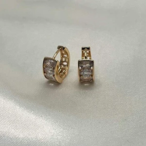 Guld örhängen  - Material: rostfritt stål samt 18 k guldpläterad