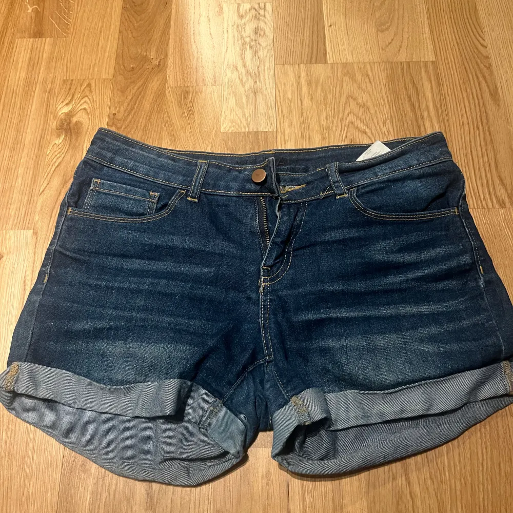 Ett par blåa jeansshorts från vila i storlek S. Super gulliga!💞. Shorts.