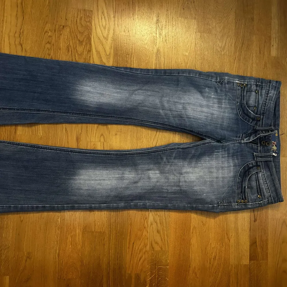 Aldrig använda❤️är för små för mig som brukar ha storlek 36. kan inte visa hur de ser ut på. Köpt secondhand . Jeans & Byxor.