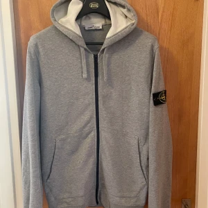 Stone island  - Stone island zip Hoodie Storlek L passar M