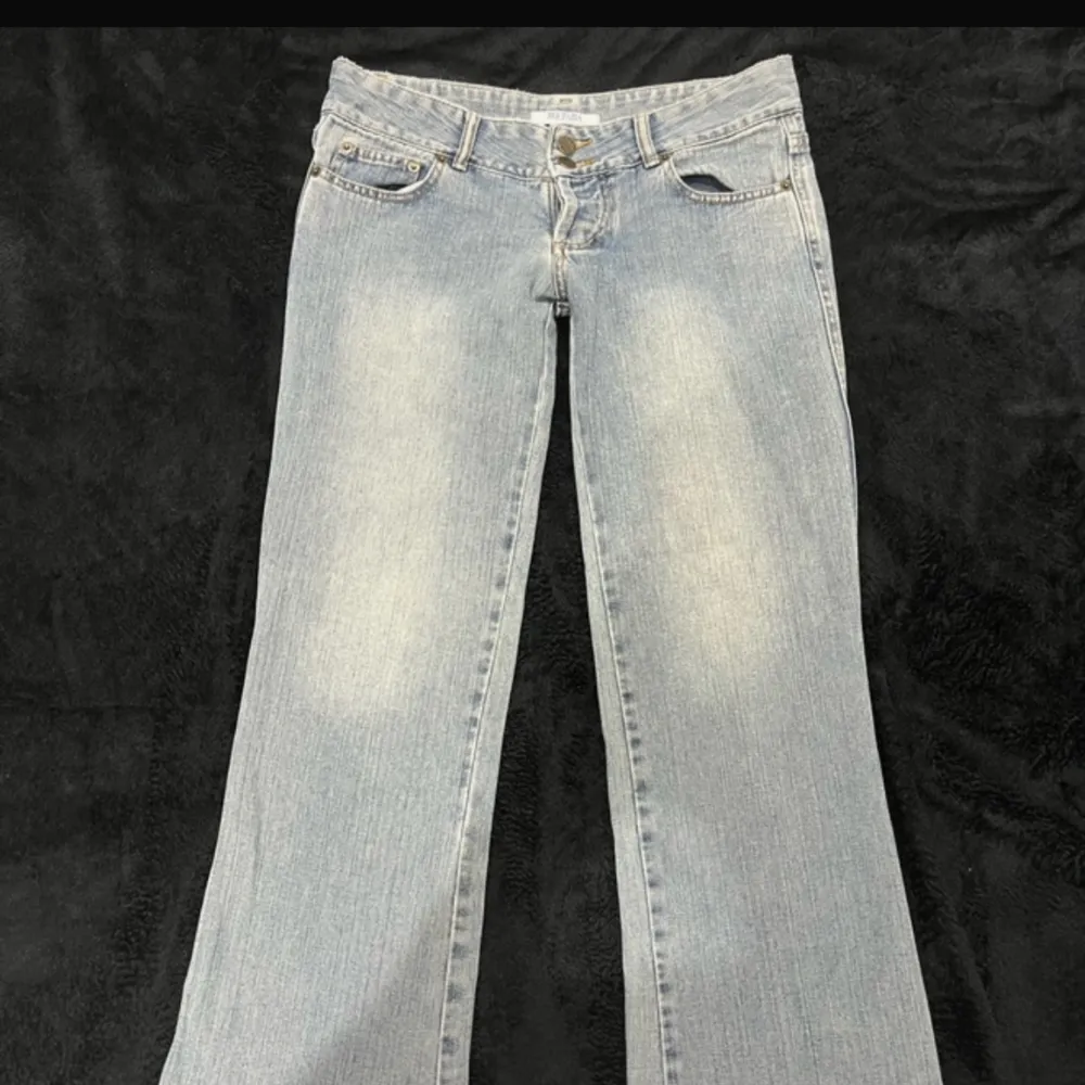 Utsvängda low waist jeans, super snygga fickor och allt. 💕 de var för små för mig när jag fick hem de tyvär. Midjemått 38 , innerben 71 Ytterben .90cm 💕skulle säga att de passar en xs. Jeans & Byxor.