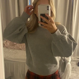 Grå tröja med puffärm - Jättefin sweatshirt med puffärm! I stl XS!💕