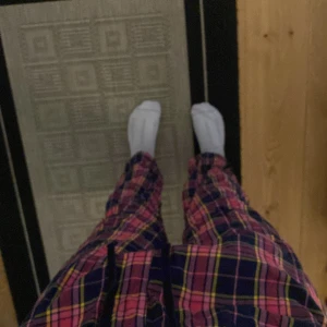 Rutiga pyjamasbyxor  - Rutiga pyjamasbyxor ifrån Åhléns💞i jättefint skick, säljer då dem är alldeles för korta för mig🥲