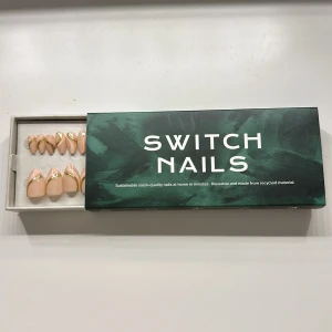 Lösnaglar  - Switch nails, lösnaglar utan verktyg och klisterlappar. Använda en gång, säljer för det inte är min stil🥰 Mocha Golden Swirl 💫