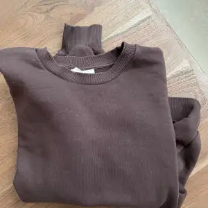 En sweatshirt från GinaTricot, säljs för 40kr + frakt 
