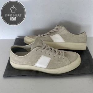 Tom Ford skor  - Tja, säljer nu dessa galet feta tom ford skor i grymt skick, nästintill nya! Storlek 42,5 men passar även 43! Hör av dig vid frågor eller funderingar!