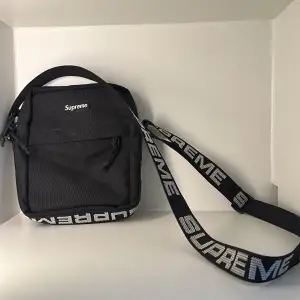 Har en ss18 supreme sholder bag köpt i LA på butiken ”front row”. Säljer då den ej kommer till anvåndning, skick 9/10. Har lite slitningar på lilla supremeloggan men inga stora skador. 