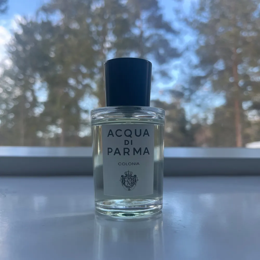 Säljer min Acqua di Parma colonia 50ml Använd ca 5 gånger så flaskan är praktiskt taget full  Riktigt skön parfym som passar bra nu när det börjar bli varmare ute! Doftar som Italienska citrusfrukter och kommer med garanterat fånga in komplimanger!. Parfym.