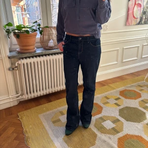 Lågmidjade jeans - Najs utsvängda lågmidjade jeans i cool färg💗