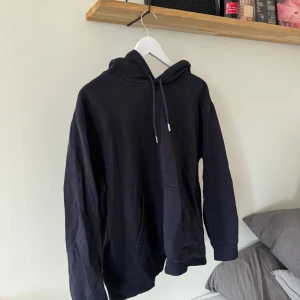 Mörkblå hoodie - Mörkblå hoodie med luva
