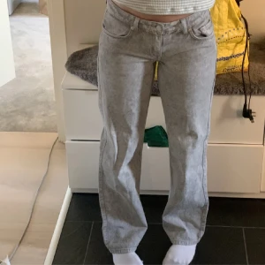 Lågmidjade Jeans - Arrow los straight leg jeans(lånade bilder), köpt från Plick men de är oanvända. Säljer de då de var för stora på mig. I superbra skick. Passar någon som har S/M i storlek 