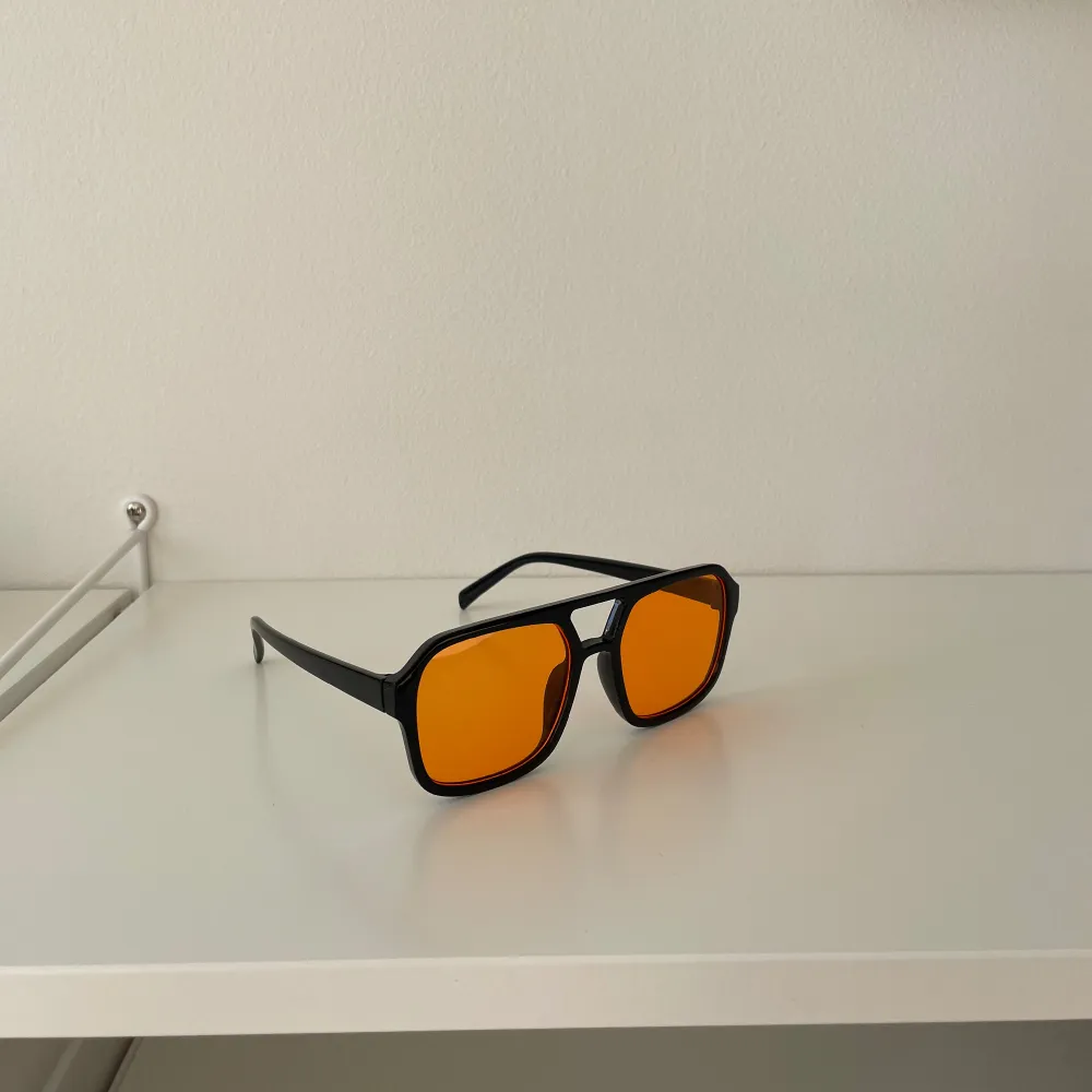 Säljer nu solglasögon i färgen orange och gul i glaset med olika färger på bågarna. Glajorna har samma modell men olika färger. Finns även i flera färger och modeller i min profil! . Övrigt.