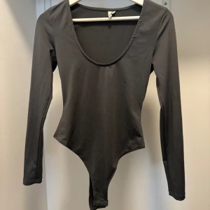 Body från Nelly - Grå topp från Nelly.